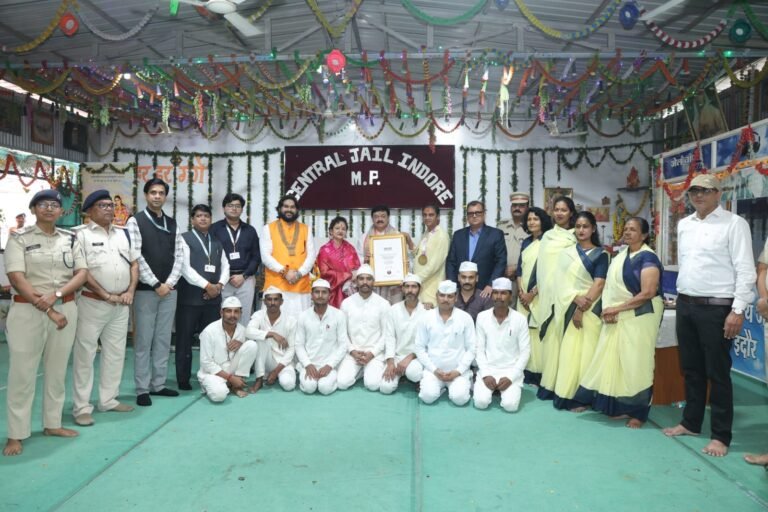 दो घंटे में सवा लाख पार्थिव शिवलिंग निर्माण, वर्ल्ड बुक ऑफ रिकॉर्ड्स में दर्ज हुआ केन्द्रीय जेल इंदौर का आयोजन